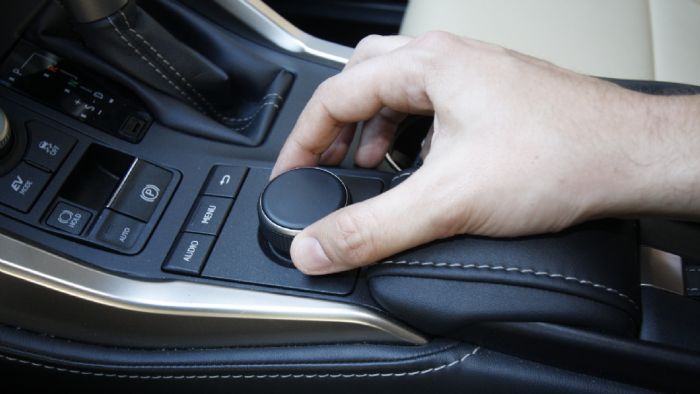Ο πιεζο-περιστροφικός διακόπτης για το σύστημα infotainment, είναι τοποθετημένος δίπλα ακριβώς από το δεξί χέρι του οδηγού.